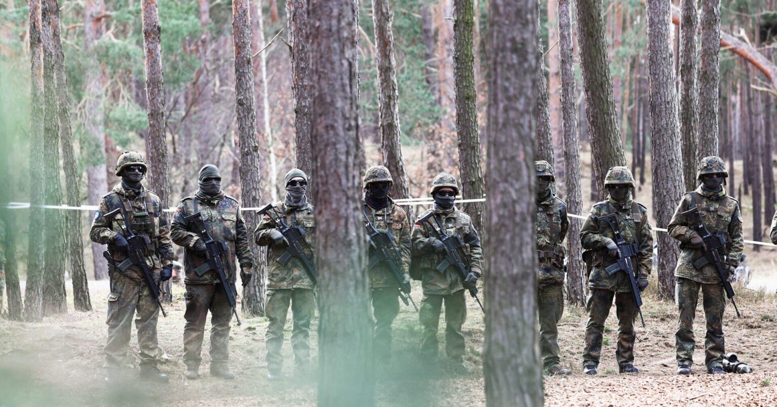 ドイツ、兵士の衣類や装甲車両に265億ユーロを支出