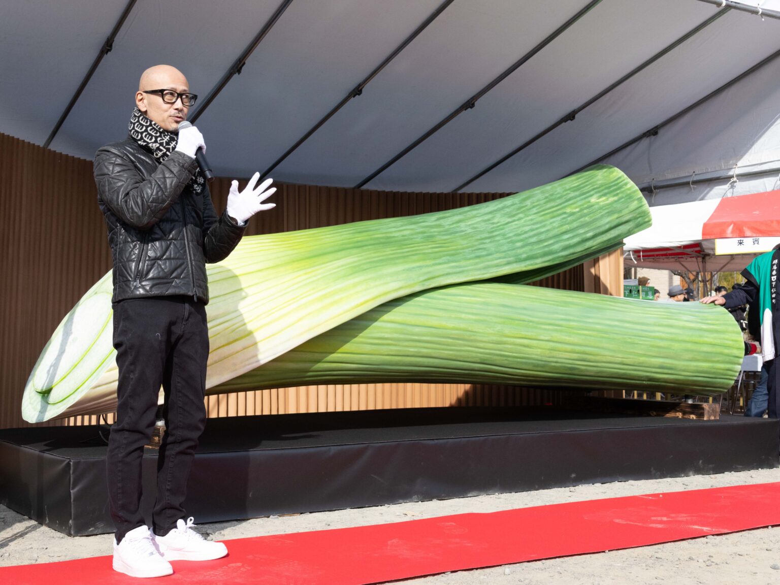 万博に出現した“に巨大なネギ”が「ねぎの町・下仁田」でお披露目! 下仁田ねぎ祭りで町長感激「未来を望む象徴になる!」 | FANY Magazine 万博に出現した“に巨大なネギ”が「ねぎの町・下仁田」でお披露目! 下仁田ねぎ祭りで町長感激「未来を望む象徴になる!」 | FANY Magazine
