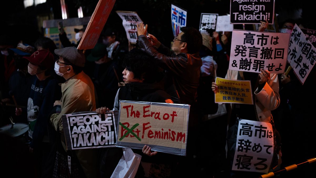 2025年11月21日、抗議者が首相官邸外で高市早首相の台湾に関する発言に反対するために集まっている。（写真/AP通信提供）