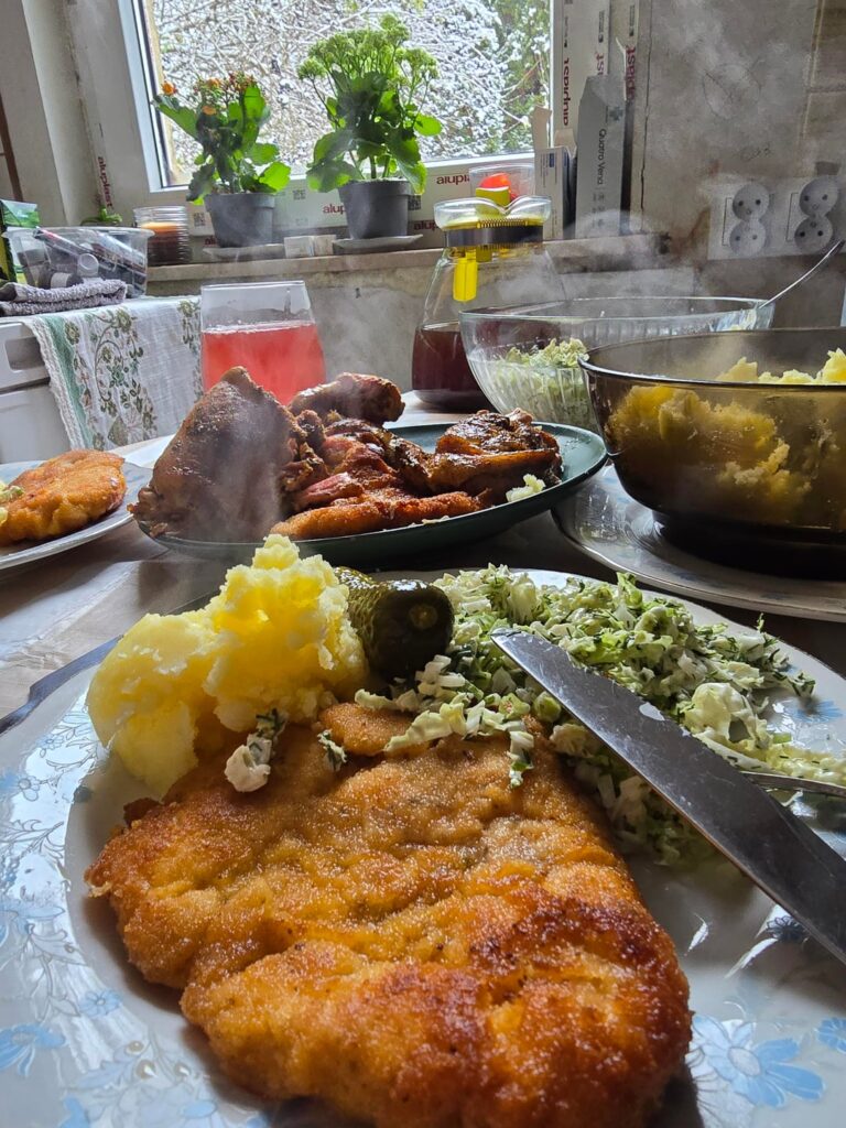 マゾフスタンの年配のバブチャがプロディジで作る伝統的な田舎のディナー❤️