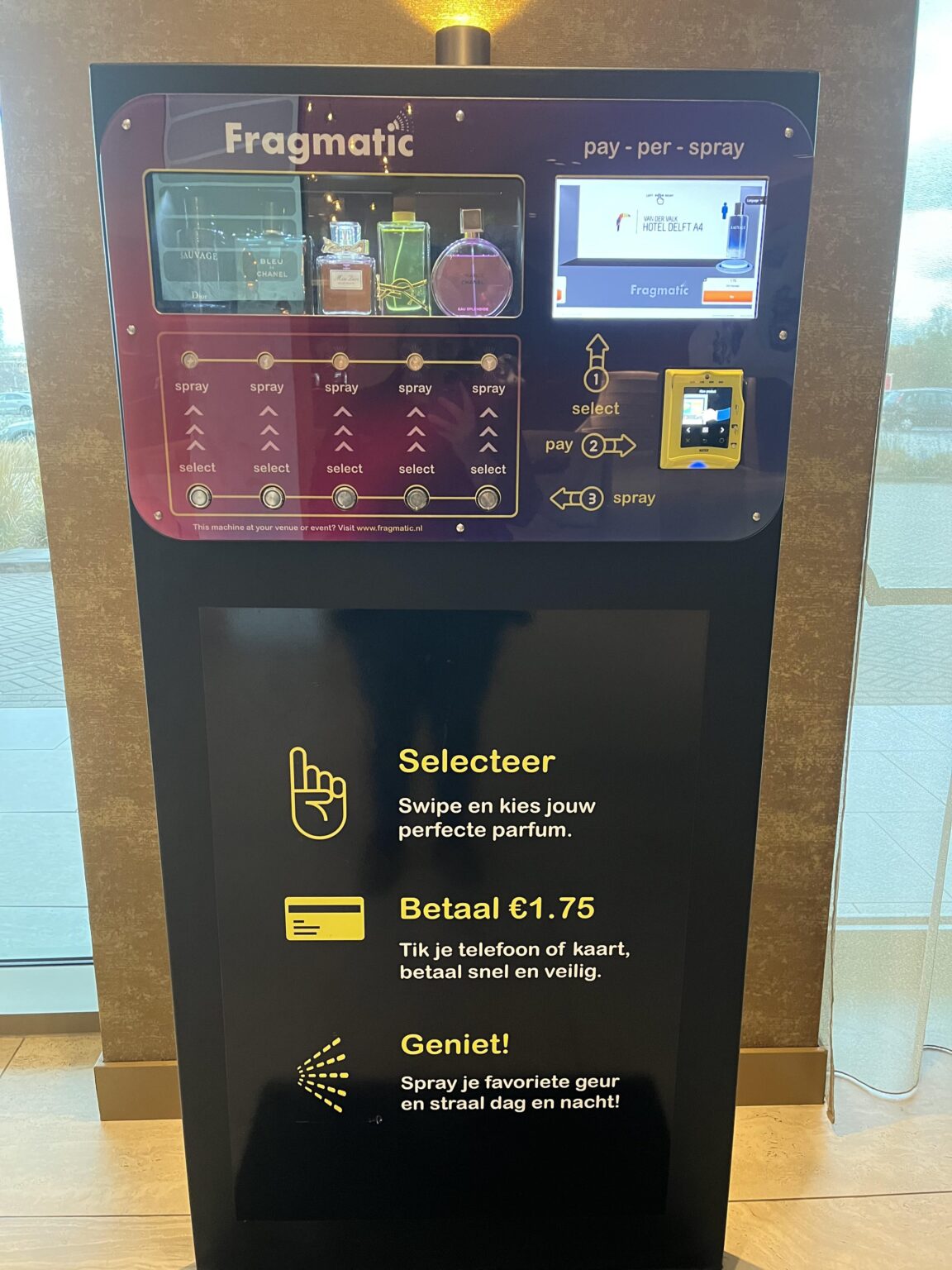スプレーごとに支払う香水マシン。スプリッツ 1.75 ユーロ