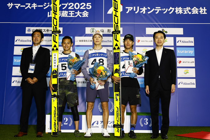 男子成年の表彰式の様子