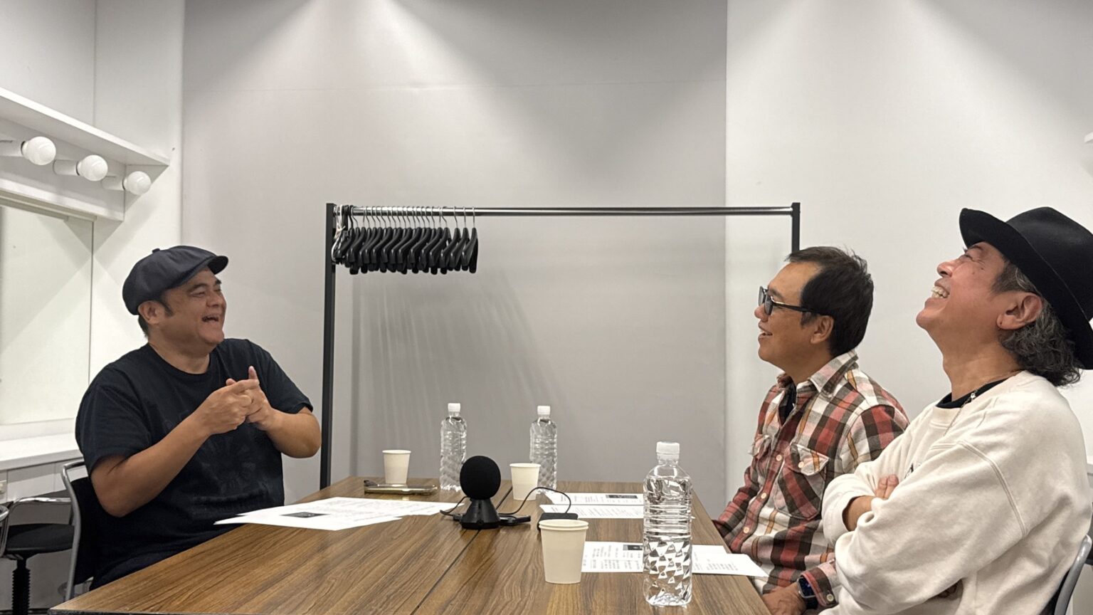 秋田県からハイサイ〜！ 番組ステッカーが完成〜！｜SGC presents BEGINのくがにちんだみ -TOKYO FM 80.0MHz-