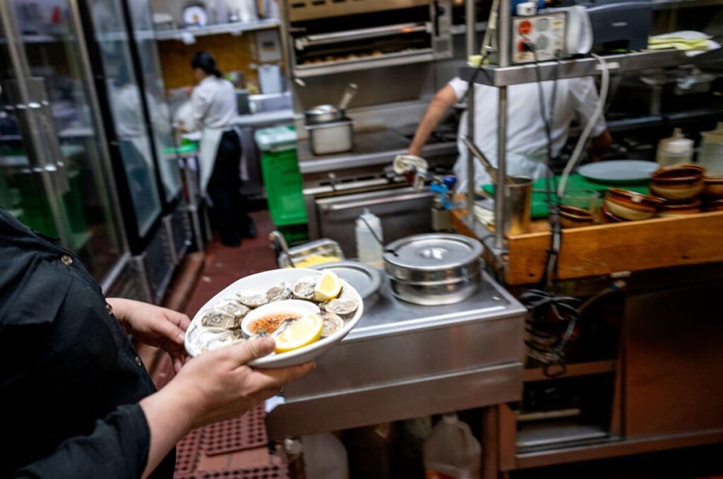 米ISM非製造業指数、8カ月ぶり高水準－新規受注の急回復が追い風 - Bloomberg