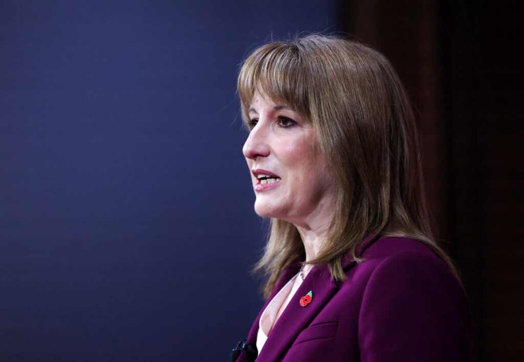 英財務相、次期予算案での所得税率の引き上げ断念－英国債急落 - Bloomberg