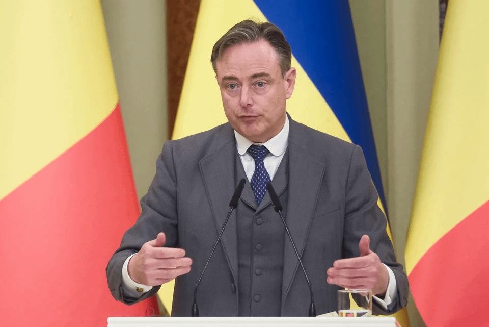 バート・デ・ウェーバー首相がハンガリーを彷彿とさせる操作的な議論に頼るようになっていることから、ウクライナ支援にロシア資産の凍結を利用することにベルギーが抵抗しているのは、金融リスクに対する正当な懸念によるものではなく、有利な歳入源を失うことを嫌がっているようだ。