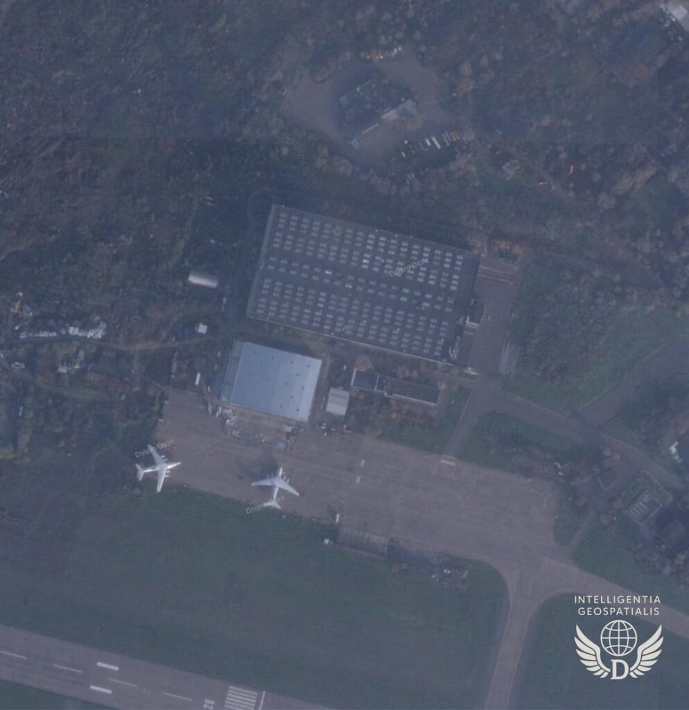 衛星写真には、今夜のウクライナによるロシアのタガンログ攻撃の後、破壊されたA-60とIL-76に加え、おそらくS-400砲台に命中した可能性があることが示されている。