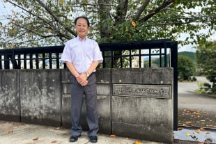 山本教育センター長とJA和歌山学園正門