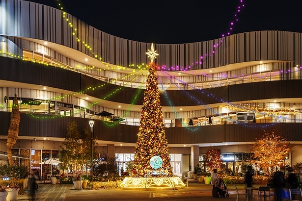 演出でさまざまな色に変化する頭上のコクーンシティ10周年のロゴカラーをイメージ