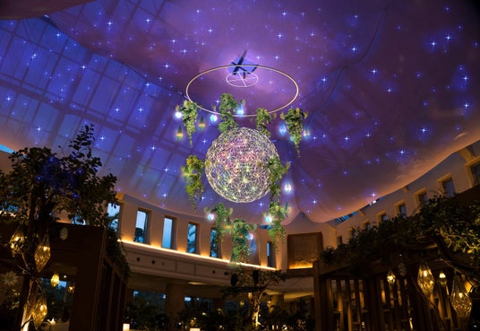 【オリエンタルホテル 沖縄リゾート&スパ】アート・コレクティブ・YouRuMaruの作品「THE INVISIBLE RYTHMS」ロビーアトリウムに展示 - 石垣経済新聞