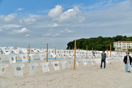 砂浜にＴシャツひらひら アート展、和歌山・白浜 | 全国のニュース | 福井新聞ONLINE