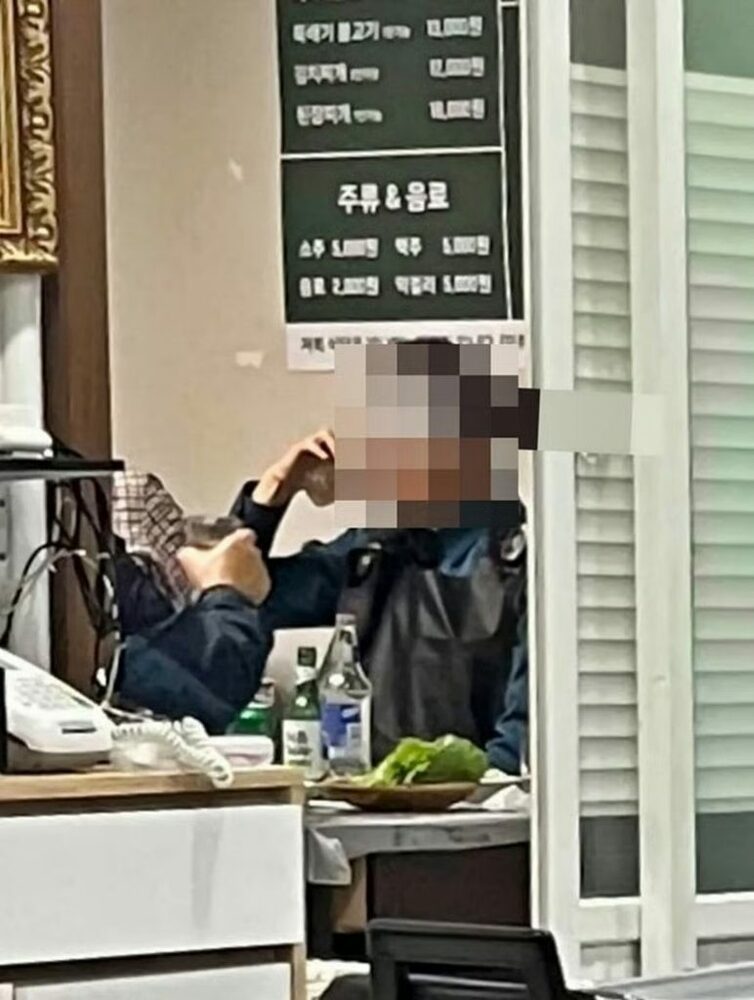 拳銃・制服姿で乾杯？…韓国「警察の日」会食での「紛らわしい」場面　写真枚　国際ニュース：AFPBB News