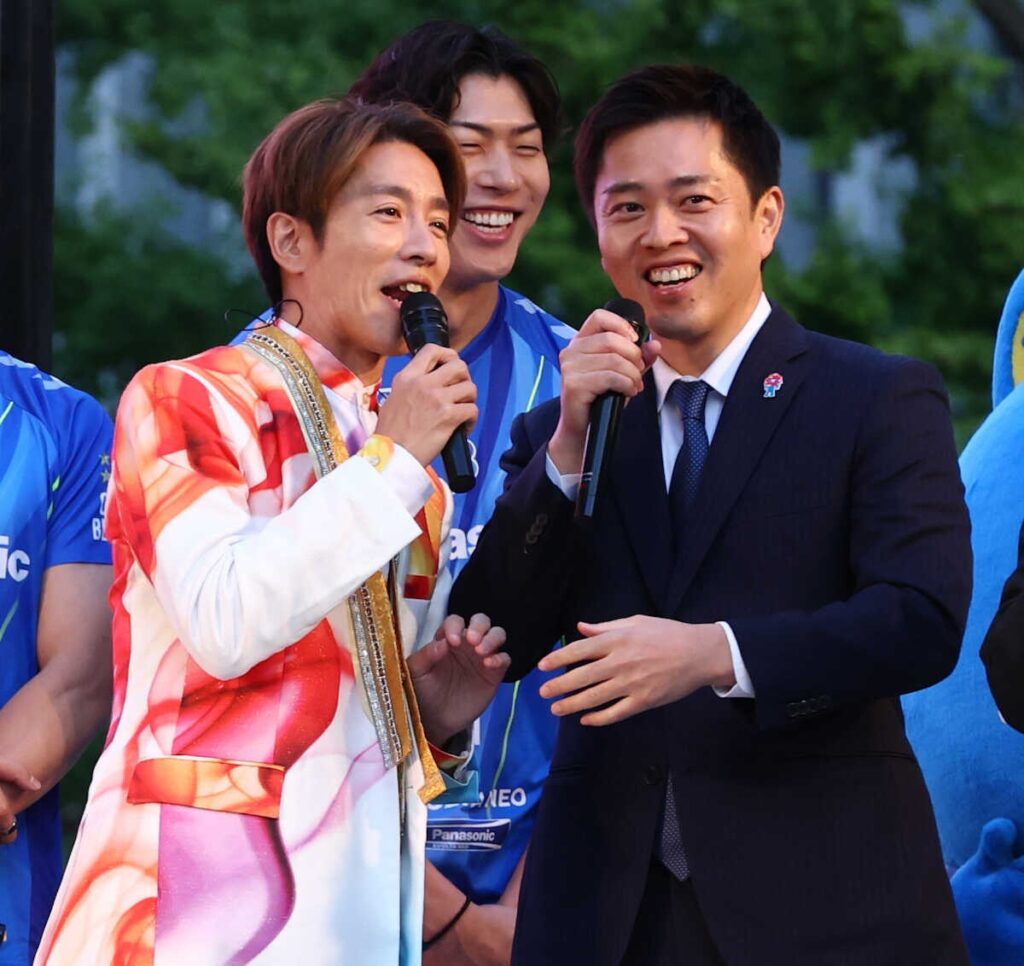 ＜御堂筋ランウェイ＞SUPER　EIGHT・村上（左）と談笑する吉村大阪府知事（撮影・岸　良祐）