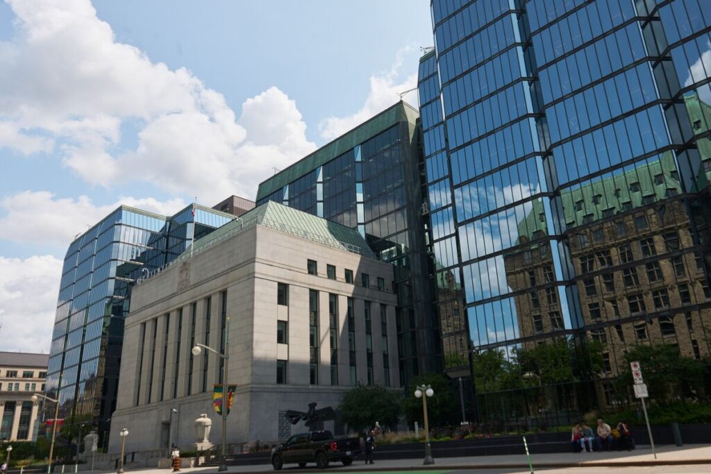 カナダ中銀、2会合連続利下げ－関税の影響長期化も現金利水準は適切 - Bloomberg