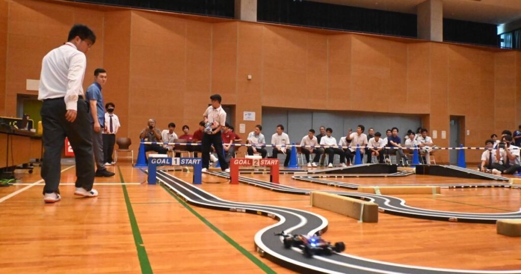 県大会Ｖ懸け３５台競う　沖縄市でマイコンカーラリー