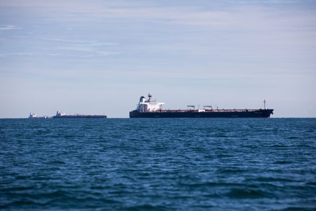 ロシア産原油の海上輸出、米制裁で急減－中国やインドの買い控え影響 - Bloomberg