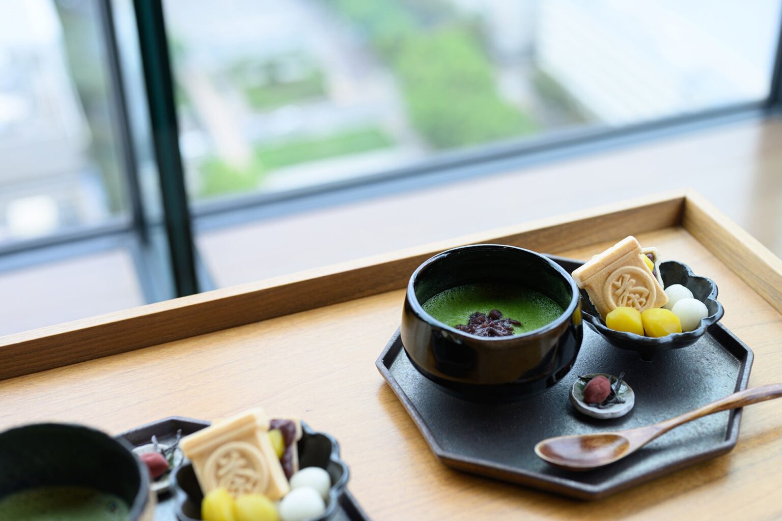 冬の青空を眺めながら味わう、香り豊かな抹茶ぜんざい。天空の茶室で余白を愉しむ時間を／ザ ロイヤルパークホテル アイコニック 名古屋 | 三菱地所ホテルズ＆リゾーツ株式会社のプレスリリース