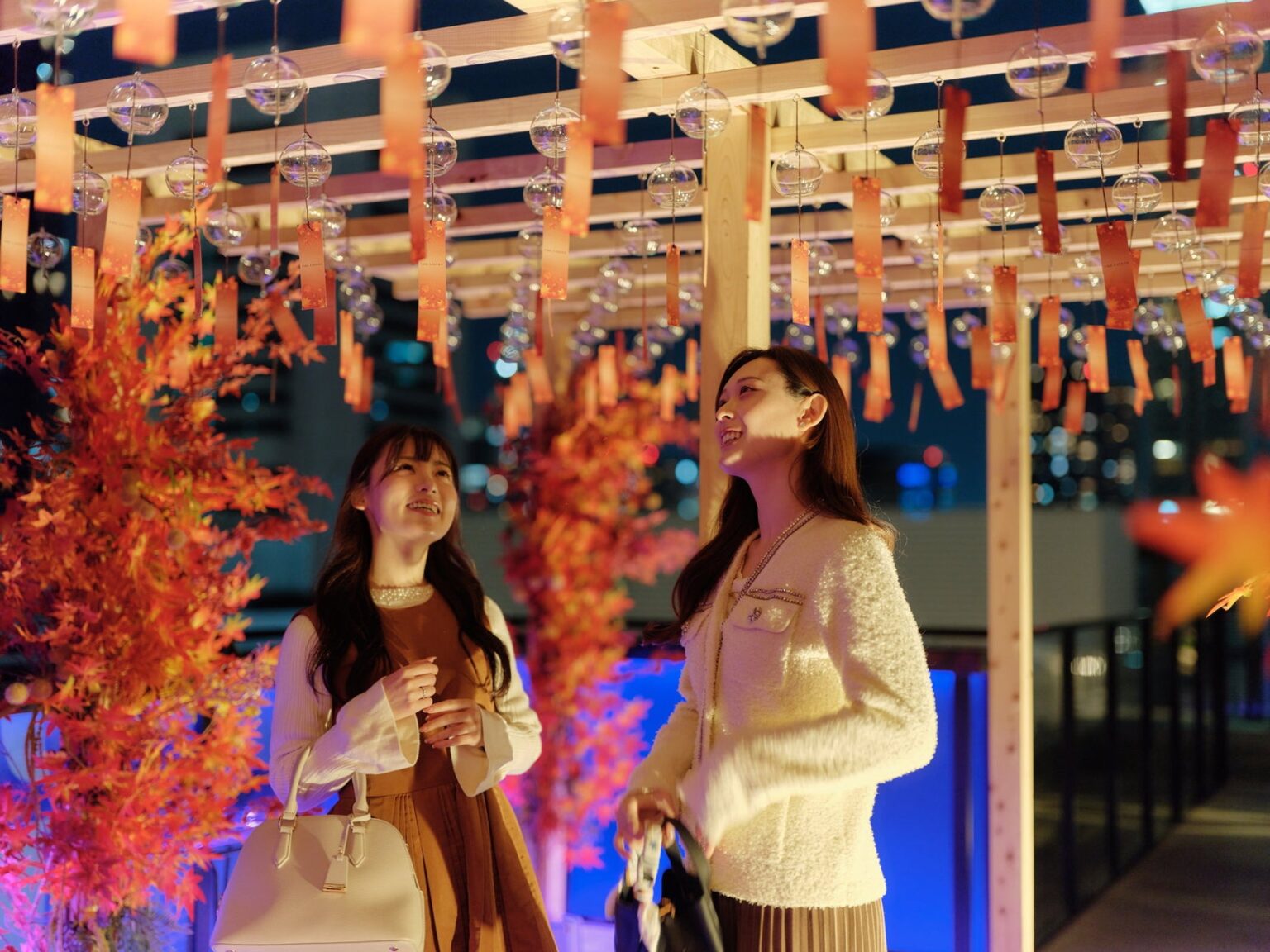 フォトジェニックな秋の非日常体験！ライフスタイルホテル「THE LIVELY 大阪本町」に、秋の夜長に揺れる風鈴アートが登場。宿泊者以外も楽しめる、ルーフトップテラスでの季節限定企画を開催。 | 株式会社　グローバルエージェンツのプレスリリース