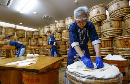 「千枚漬」仕込み最盛期、京都 老舗で伝統的作業公開 | 全国のニュース | 福井新聞ONLINE 「千枚漬」仕込み最盛期、京都 老舗で伝統的作業公開 | 全国のニュース | 福井新聞ONLINE