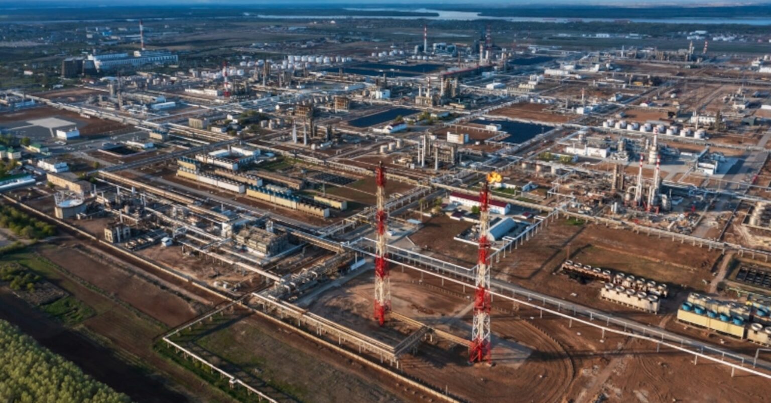 ロシア南部の製油所が操業停止、ウクライナ無人機攻撃で＝関係筋 | ロイター