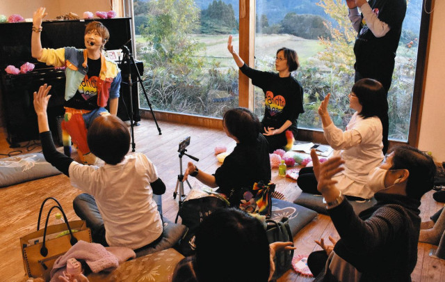 笑いヨガ 手話歌 コラボ　津幡で催し、参加者ら破顔