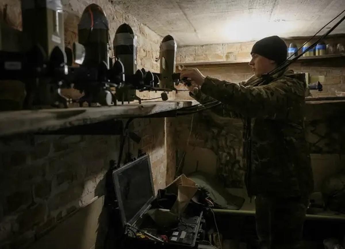 迎撃ドローン「スティング」の飛行準備をするウクライナ兵。