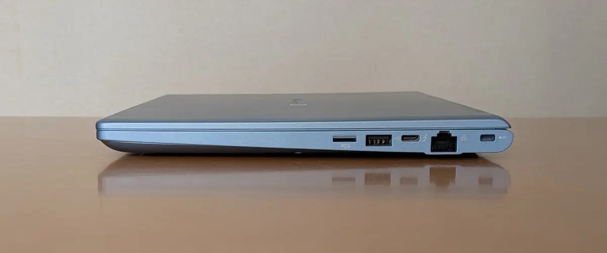 dynabook GR/ZZ 右側面