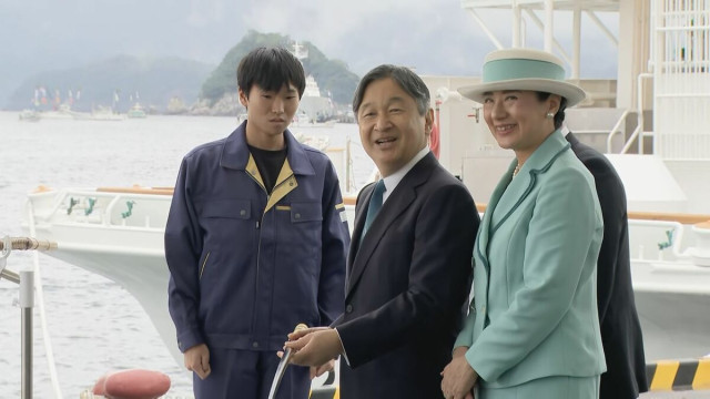 天皇皇后両陛下　三重県で「全国豊かな海づくり大会」魚の放流や海上歓迎行事　「釣れちゃうね」笑顔で周囲に竿を向け