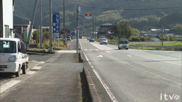 押しボタン式の横断歩道を渡っていた19歳の女性が乗用車にはねられ意識不明の重体 愛媛・西予市