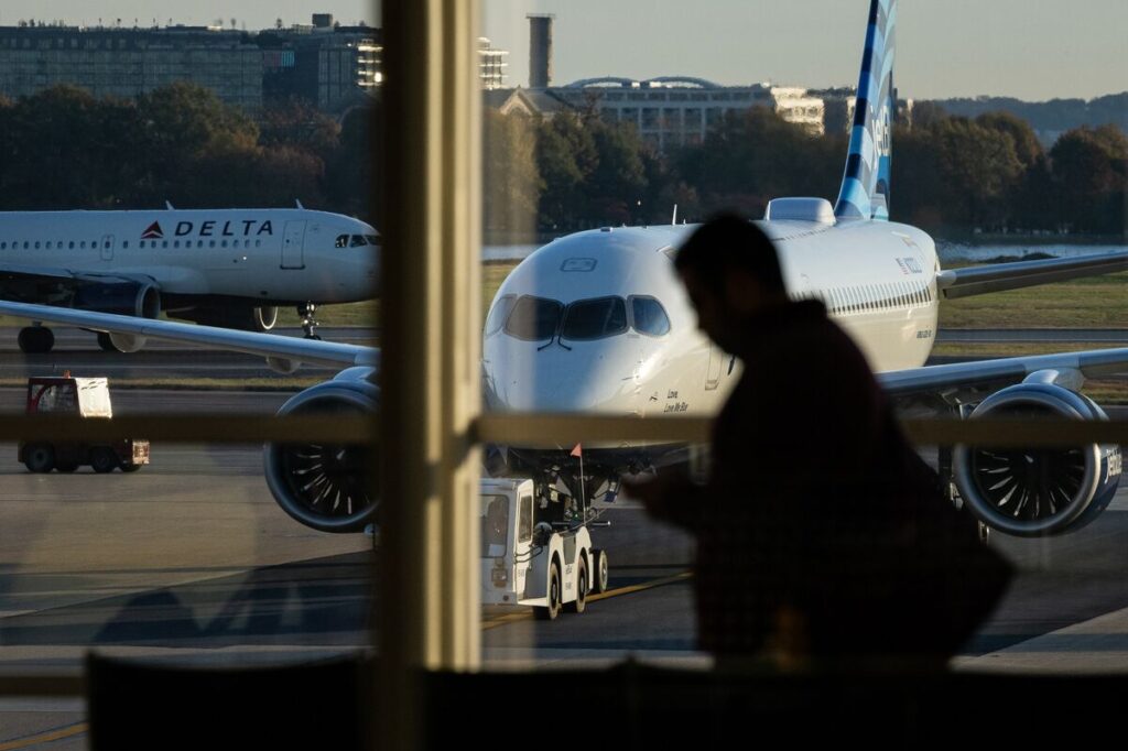 米国で航空便の欠航続く、連邦当局は便数削減をさらに強化 - Bloomberg
