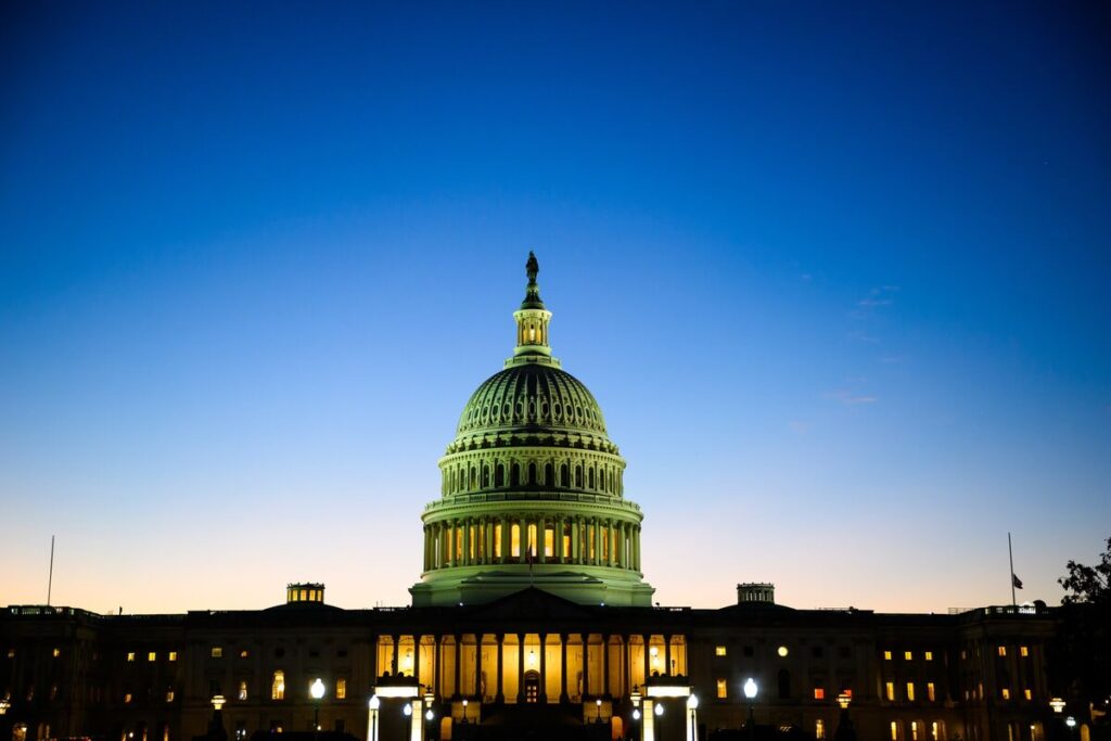 米政府閉鎖が終了へ、下院つなぎ予算可決－トランプ氏が署名見通し - Bloomberg