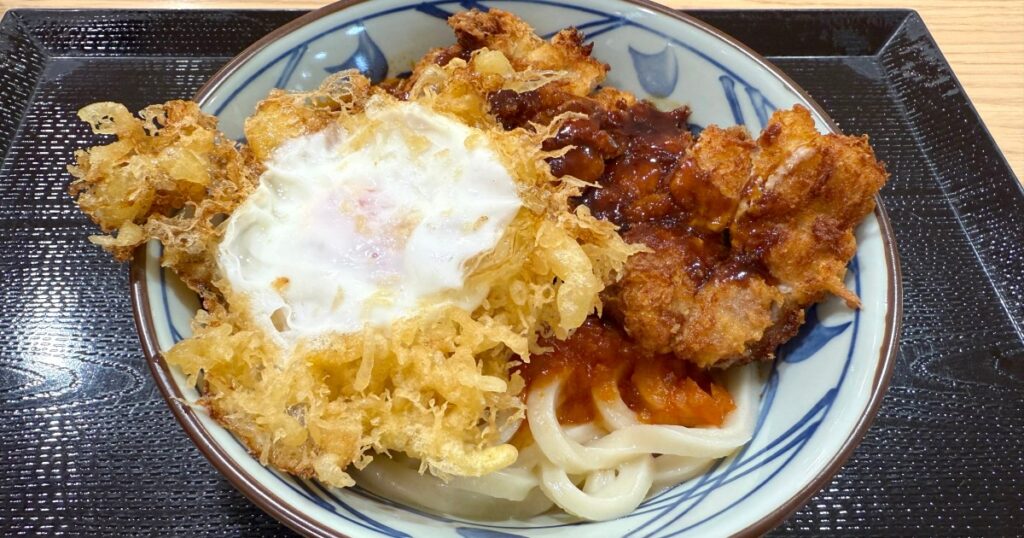 【丸亀製麵】今年最高峰のカオスうどん！ 長崎限定「玉子天のせトルコライス風うどん」を食べてみた / わがまちうどん47 | ロケットニュース24