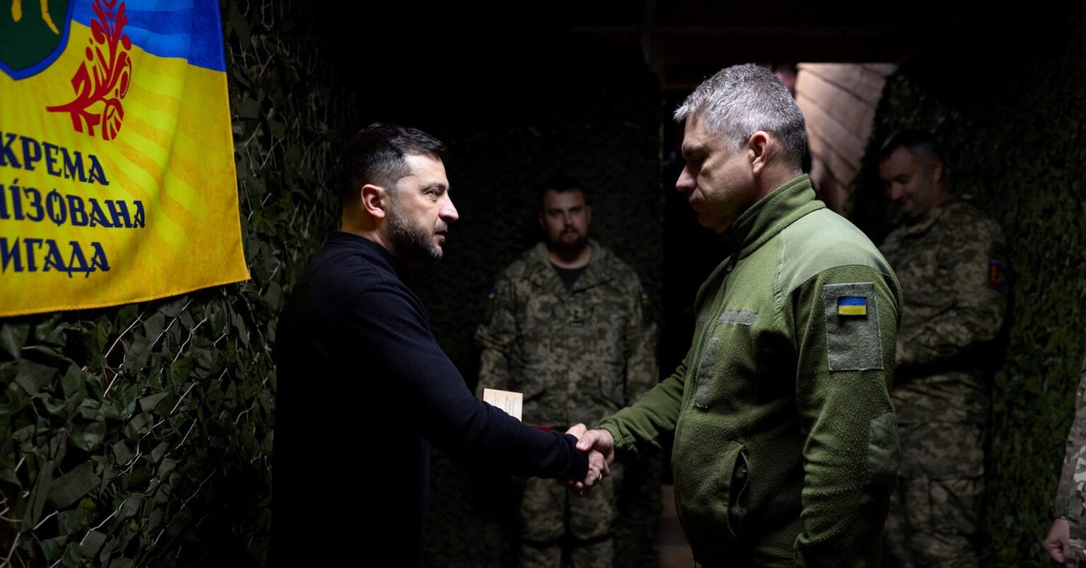 ゼレンスキー氏、南東部前線視察　軍は国産ミサイル「フラミンゴ」でエネ施設攻撃 | ロイター