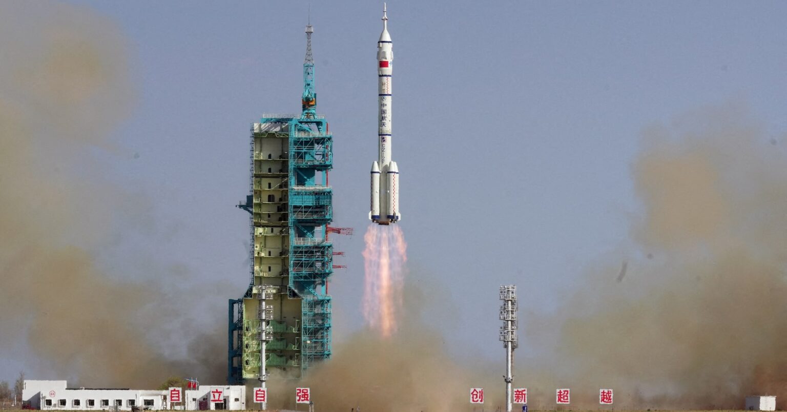 中国人宇宙飛行士、地球に無事帰還　宇宙ごみ衝突で遅延 | ロイター