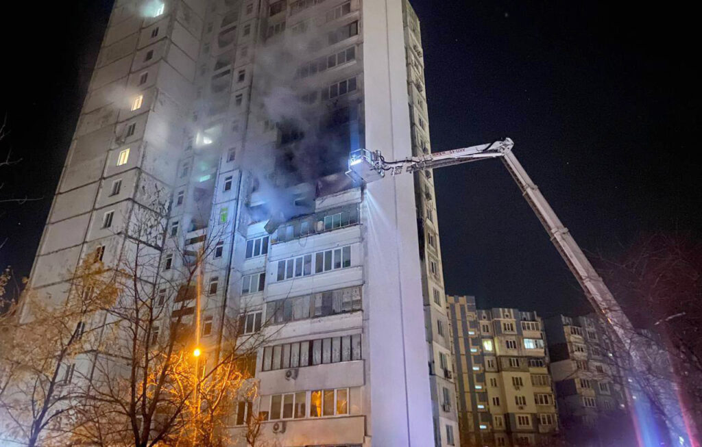 ロシアの黒海主要港をウクライナが急襲 キーウでは攻撃で6人死亡 – Bloomberg Emergency services attend the site of a Russian attack, in Kyiv, in a photo released on Nov. 14.
