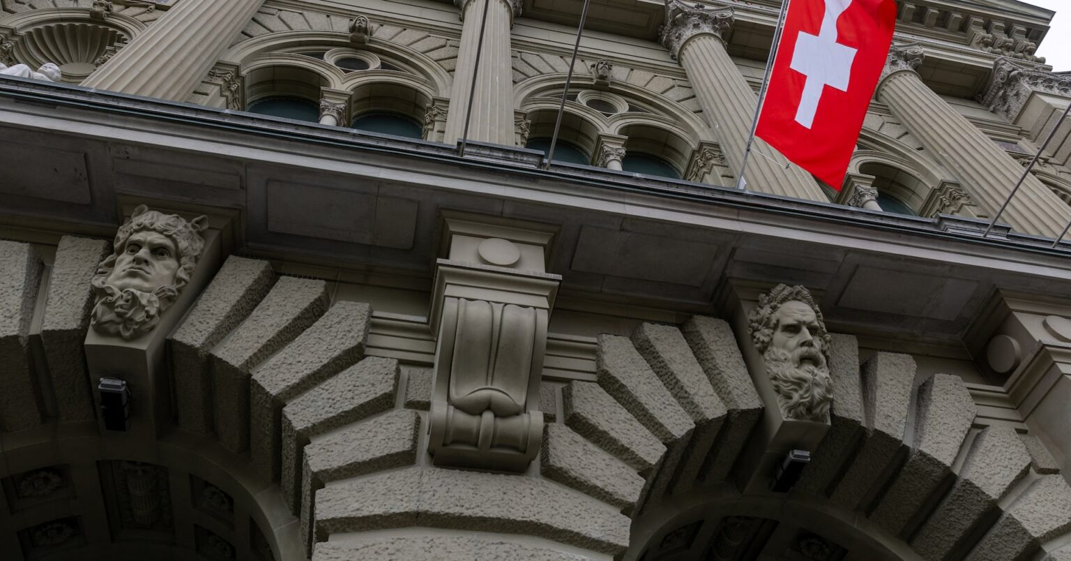 米、対スイス関税15％に引き下げ　2000億ドルの対米投資確約 | ロイター