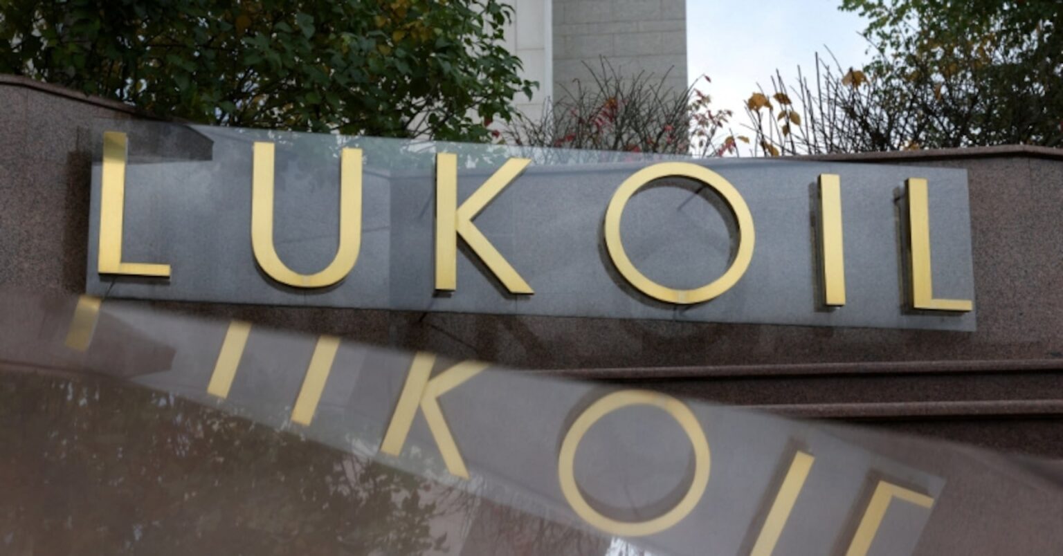 カーライル、ルクオイルのロシア国外資産の買収を検討 | ロイター