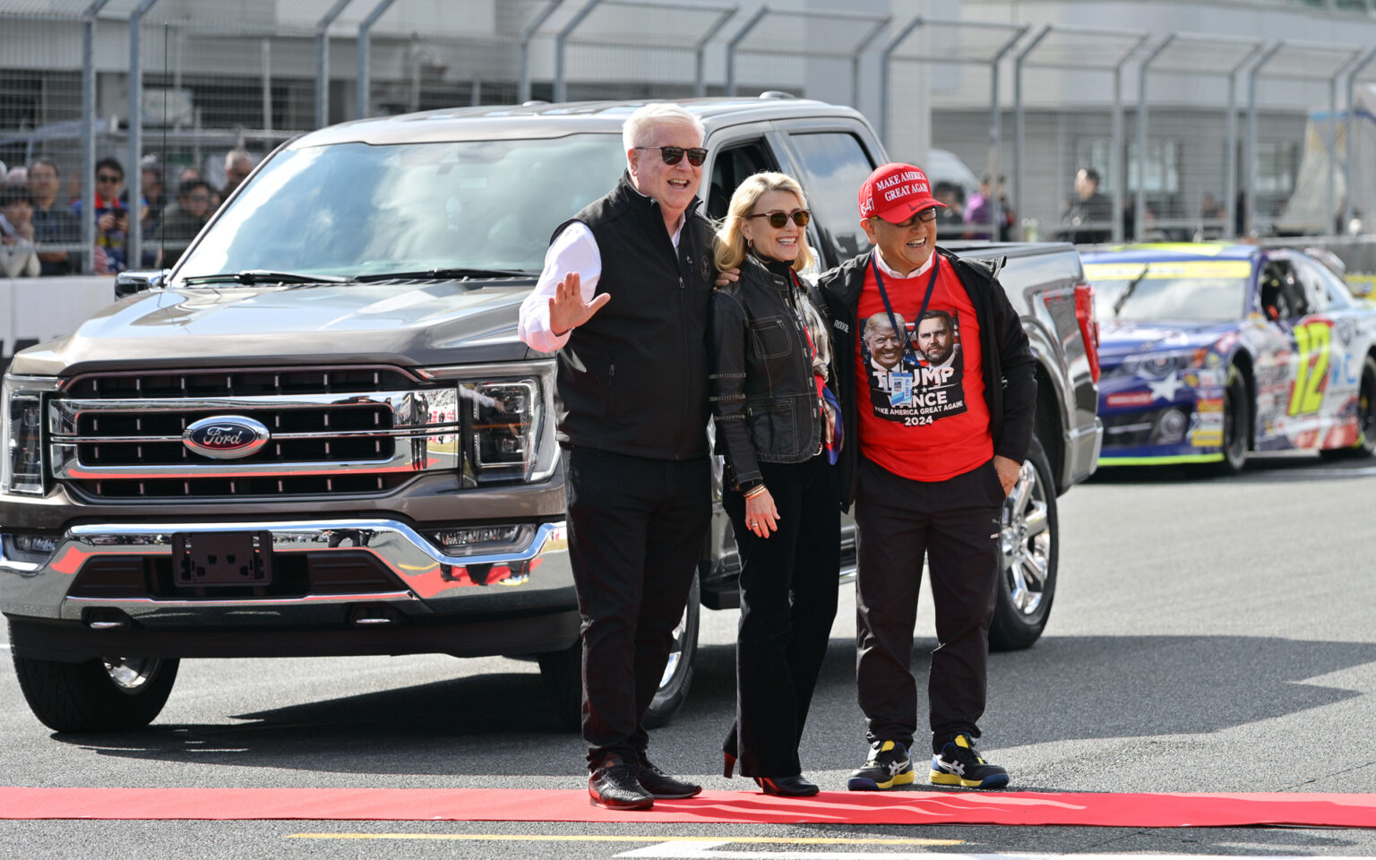 日米モータースポーツ文化交流をともに、NASCARデモランでジョージ・グラス駐日米国大使と豊田章男会長が“Drivers Start Your Engines” – Car Watch 日米モータースポーツ文化交流をともに、NASCARデモランでジョージ・グラス駐日米国大使と豊田章男会長が“Drivers Start Your Engines” - Car Watch