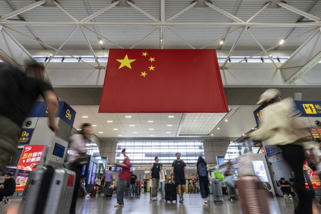 中国が日本への留学で注意喚起、尖閣周辺では4隻が領海侵入 - Bloomberg