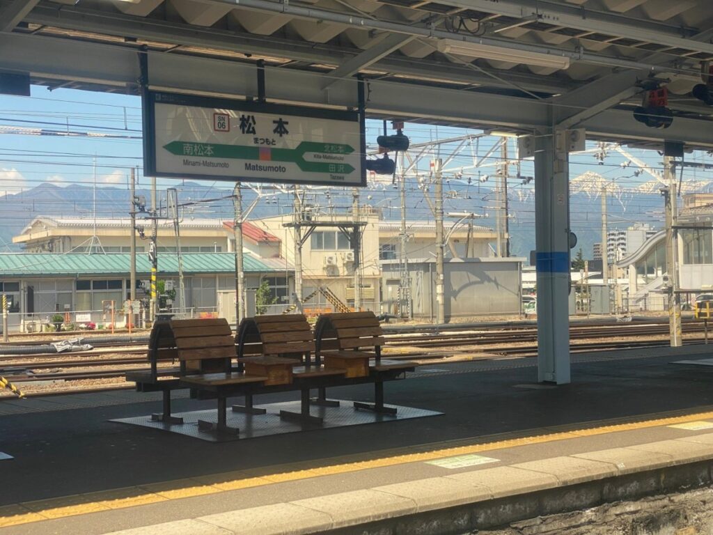 長野県の松本駅で撮影された「朝のあるある」が話題に　秋に多く発生する現象に思わず目を疑う | LIMO | くらしとお金の経済メディア