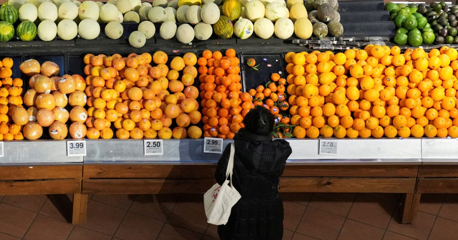 カナダＣＰＩ、10月は前年比＋2.2％に鈍化　ガソリン・食品が押し下げ | ロイター