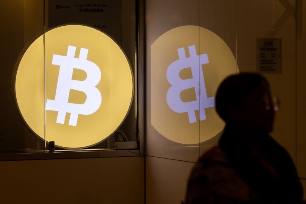 暗号資産市場で時価総額1兆ドル消失、ビットコイン急落で新局面 - Bloomberg