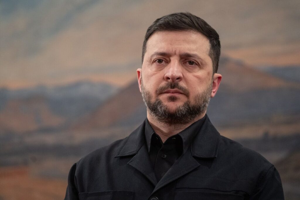 ゼレンスキー氏は抵抗の構え、米国がロシア寄り和平案の受け入れ迫る - Bloomberg