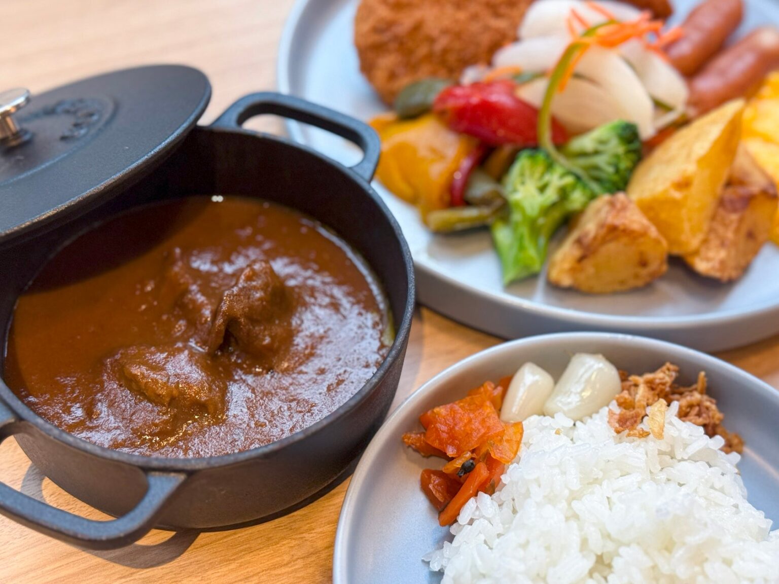 【ホテル オリエンタル エクスプレス 鹿児島天文館】日替わり・週替わりで手軽にバリエーション・カレーが楽しめる「カレーランチブッフェ」が12月1日スタート | 株式会社ホテルマネージメントジャパンのプレスリリース