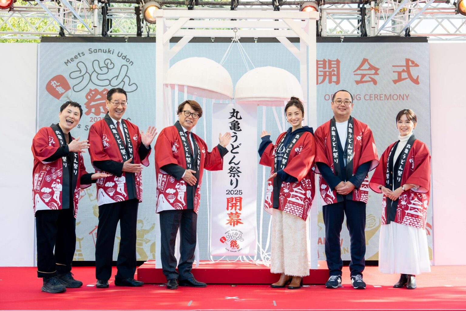 「丸亀うどん祭り2025」 初日開催レポート　丸亀市民を中心に総勢315名が挑戦し“最大のうどん試食イベント”としてのギネス世界記録™達成や、大反響の師弟コラボうどんが登場 | 株式会社丸亀製麺のプレスリリース