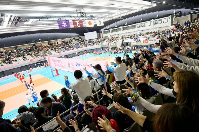 「東京2025デフリンピック」2日目の11月16日、駒沢オリンピック公園総合運動場体育館で行われたバレーボール男子予選の試合の様子。音に頼らず“目”で伝わる応援「サインエール」など新しい試みが広がっている。 