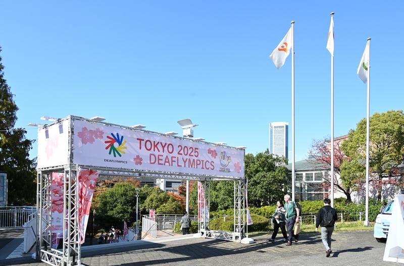 代々木公園に隣接する敷地内でさまざまなコンテンツが楽しめるデフリンピックスクエア。期間中はフォトスポットやキッチンカーの出店、多彩なアーティストによる公演などが行われている。