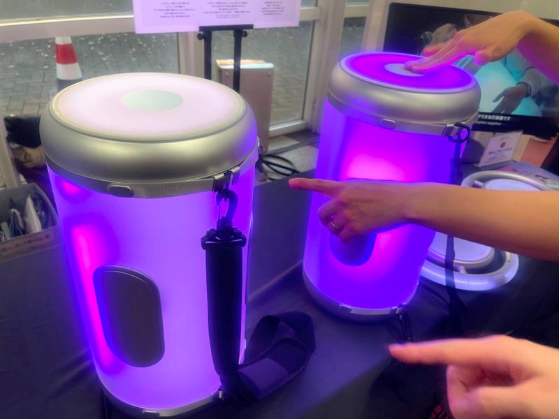 誰もが一緒に演奏できるインクルーシブな打楽器“ゆる楽器”として開発された「ハグドラム」。胴体には振動スピーカーが搭載され、抱えて演奏すると自分の叩いた音や合奏する相手の音が振動として再現される。