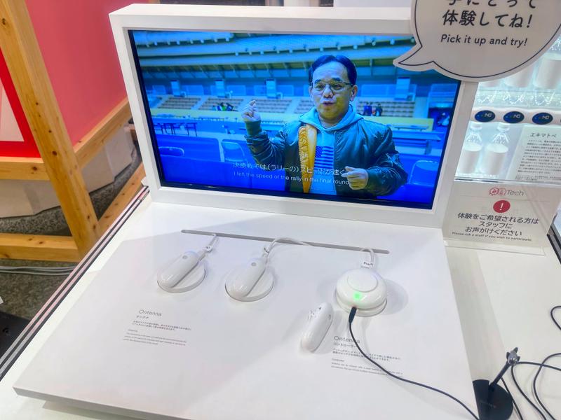 スポーツ観戦や音楽ライブなどのイベントでろう者、難聴者、聴者がともに楽しむ未来を目指し開発された「Ontenna」は、子どもでも扱いやすい手のひらサイズで軽いのが特徴。着けているのを忘れるほど快適な装着感で長時間でも違和感なく使うことができそうだ。 