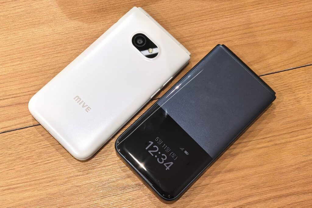 韓国の謎スマホメーカーの「STYLE FOLDER 2」は日本でも通用するガラホだ - ケータイ Watch